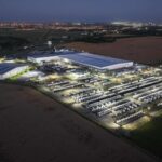 Luftaufnahme des neuen Werks von Mercedes-Benz Camiones y Buses Argentina im Zárate Industrial Center bei Buenos Aires, aufgenommen beleuchtet bei Nacht