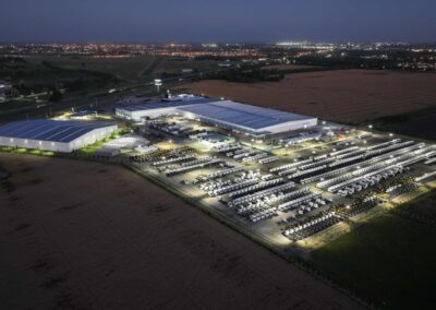 Daimler Truck eröffnet neues Werk in Argentinien Luftaufnahme des neuen Werks von Mercedes-Benz Camiones y Buses Argentina im Zárate Industrial Center bei Buenos Aires, aufgenommen beleuchtet bei Nacht