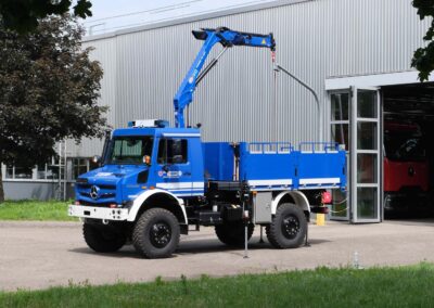 Daimler Truck: 66 leistungsgesteigerte Unimog für das THW Ein Mercedes-Benz Unimog U 5025 in den Farben des Technischen Hilfswerks mit Kran- und Pritschenaufbau