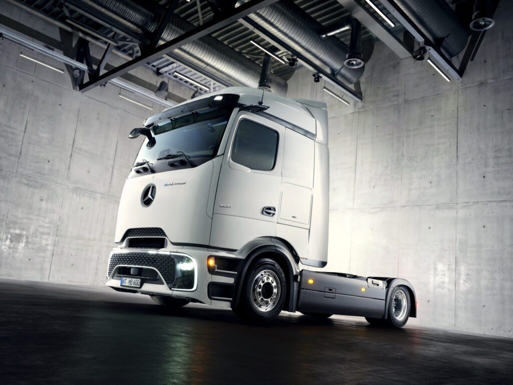 Prototyp eines Mercedes-Benz eActros Lowliner in einer Halle, batterieelektrische Sattelzugmaschine mit niedriger Aufsattelhöhe für Megatrailer