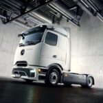 Prototyp eines Mercedes-Benz eActros Lowliner in einer Halle, batterieelektrische Sattelzugmaschine mit niedriger Aufsattelhöhe für Megatrailer