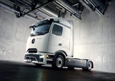 Daimler Truck bringt Mercedes-Benz eActros als Lowliner Prototyp eines Mercedes-Benz eActros Lowliner in einer Halle, batterieelektrische Sattelzugmaschine mit niedriger Aufsattelhöhe für Megatrailer