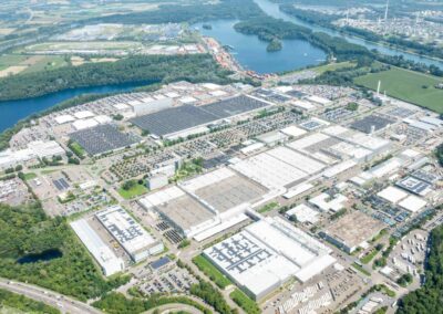 Daimler Truck verzeichnet leicht steigenden Lkw-Absatz Luftbild des Werks von Mercedes-Benz Trucks in Wörth