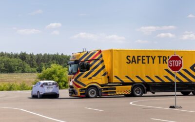 Demonstration des neuen Active Cross Traffic Assist von Mercedes-Benz Trucks: Ein damit ausgerüsteter Lkw bremst rechtzeitig vor einem Pkw, der ein Stoppschild missachtet hat und die Fahrbahn des Lkw kreuzt