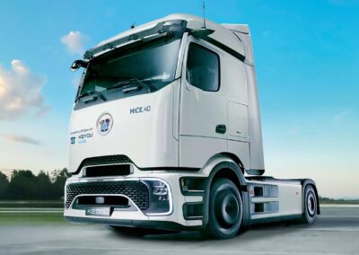 Daimler Truck und Keyou kooperieren bei Wasserstoffverbrennern Modell einer Sattelzugmaschine vom Typ Mercedes-Benz Actros mit ProCabin, von Keyou umgerüstet auf Wasserstoffverbrennung
