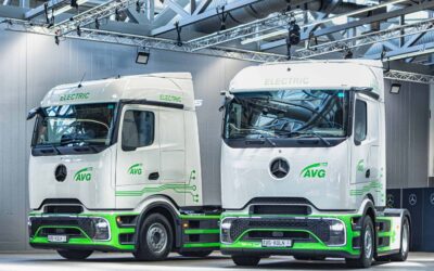 Zwei batterieelektrische Sattelzugmaschinen Mercedes-Benz eActros 400 mit ProCabin-Fahrerhaus nebeneinander in einer Halle