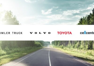 Cellcentric künftig mit Inhaber-Trio Eine Grafik, die die Schriftzüge von Daimler Truck, Volvo, Toyota und Cellcentric zeigt (v.l.n.r.), im Hintergrund eine Landstraße durch einen Wald