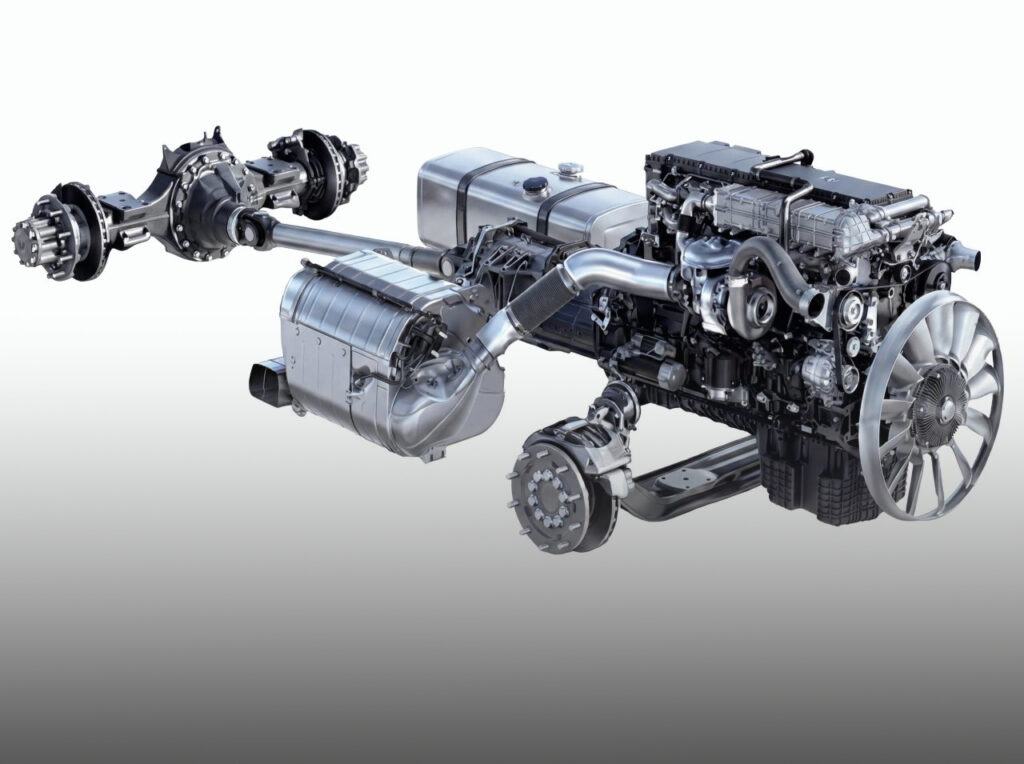 Studioaufnahme eines Powerliner-Antriebsstrangs von Daimler Truck mit (von links nach rechts) Antriebsachse, Getriebe und Motor als Gesamtsystem