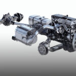Studioaufnahme eines Powerliner-Antriebsstrangs von Daimler Truck mit (von links nach rechts) Antriebsachse, Getriebe und Motor als Gesamtsystem