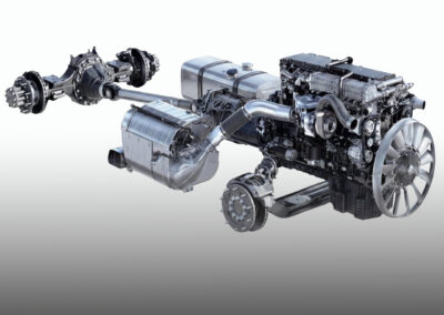 Neuer Powerliner-Triebstrang von Mercedes-Benz Trucks Studioaufnahme eines Powerliner-Antriebsstrangs von Daimler Truck mit (von links nach rechts) Antriebsachse, Getriebe und Motor als Gesamtsystem