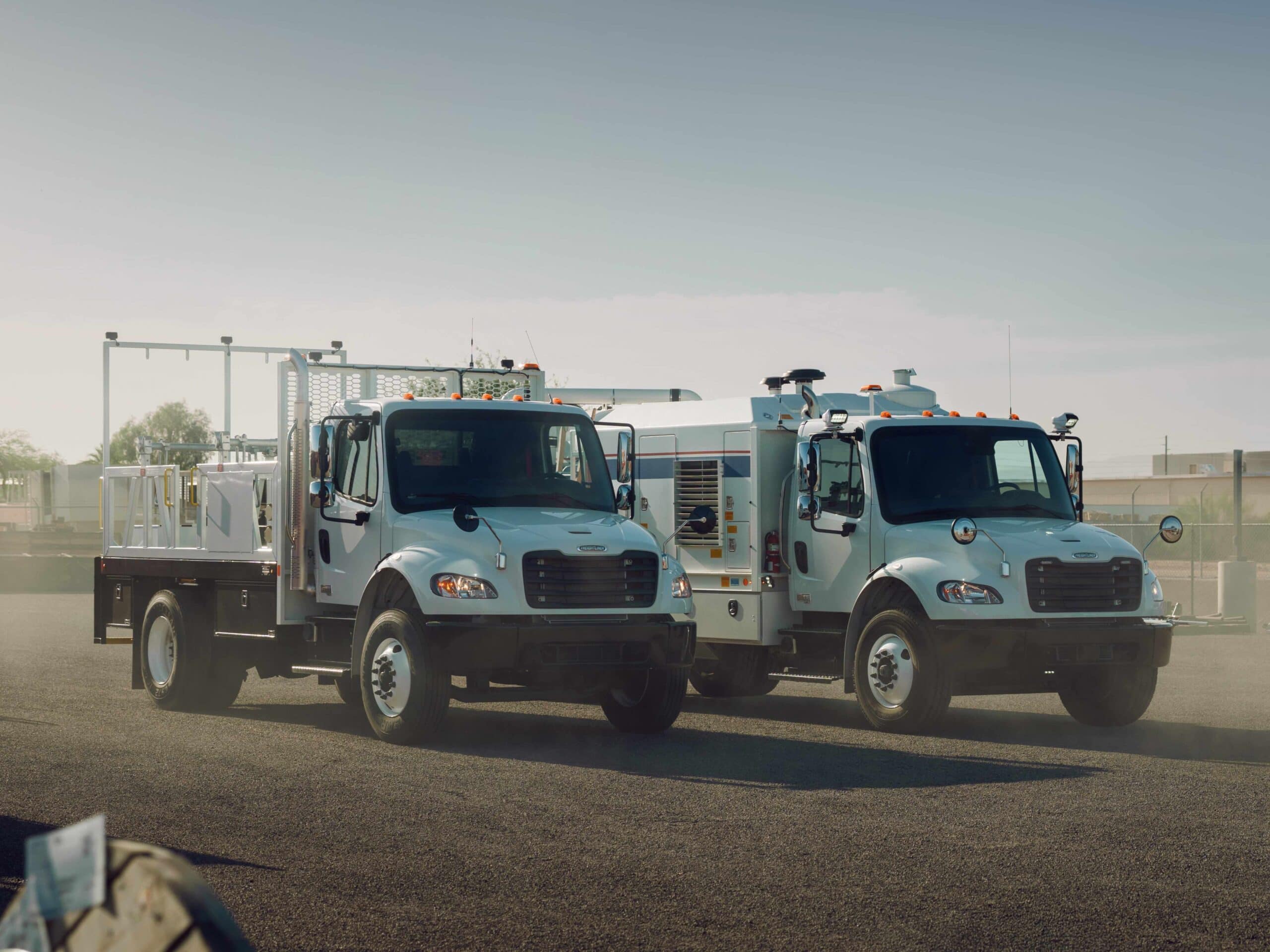 Zwei Mittelschwere Hauber der Serie Freightliner M2 106 nebeneinander