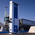 Megawatt-Ladesäule von Aral, im Hintergrund ein Elektro-Lkw mit Kippauflieger