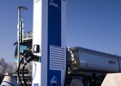 Megawatt-Ladesäule von Aral, im Hintergrund ein Elektro-Lkw mit Kippauflieger
