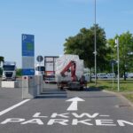 Blick auf die Einfahrt des Lkw-Parkplatzes am Aral Autohof Northeim