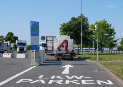 Blick auf die Einfahrt des Lkw-Parkplatzes am Aral Autohof Northeim