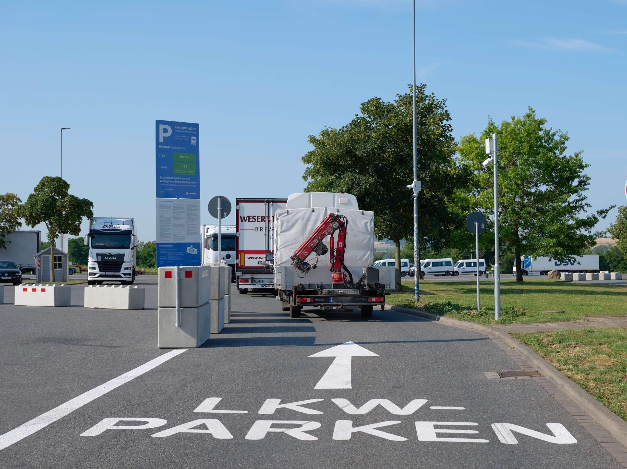 Blick auf die Einfahrt des Lkw-Parkplatzes am Aral Autohof Northeim