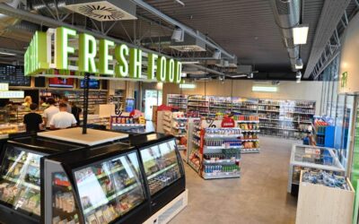 Blick in den REWE To-go-Shop mit Warensortiment und Bezahltheke am Aral-Autohof Northeim