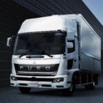 Ein mittelschwerer Lkw der japanischen Baureihe FUSO Fighter mit Kofferaufbau