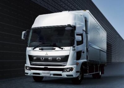 Archion nimmt Fahrt auf Ein mittelschwerer Lkw der japanischen Baureihe FUSO Fighter mit Kofferaufbau