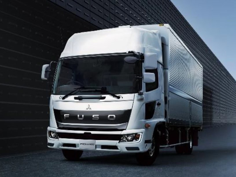 Ein mittelschwerer Lkw der japanischen Baureihe FUSO Fighter mit Kofferaufbau