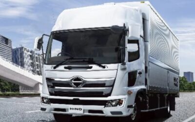 Ein mittelschwerer Lkw der japanischen Baureihe Hino Ranger mit Kofferaufbau