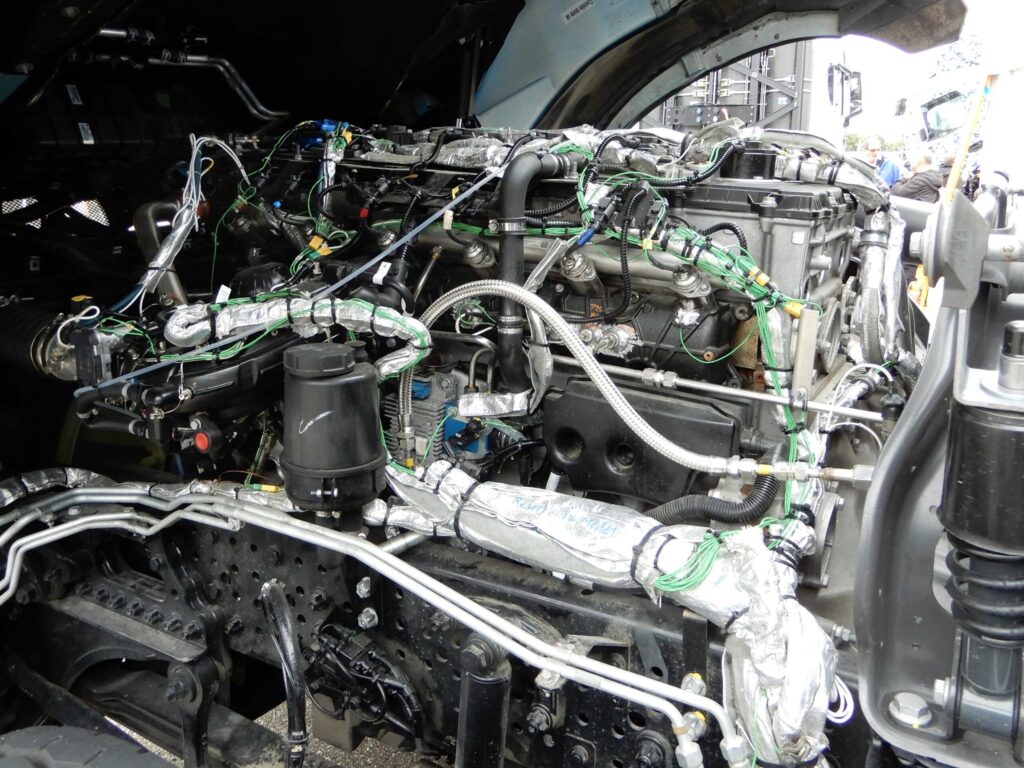15,6 Liter großer Wasserstoffmotor auf Basis Mercedes-Benz OM 473