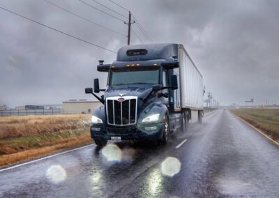 Autonom fahrender Lkw mit Selbstfahrtechnologie „Aurora Driver“ beim Fahren im Regen