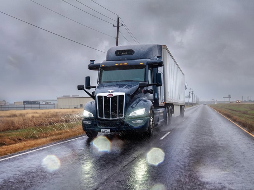 Autonom fahrender Lkw mit Selbstfahrtechnologie „Aurora Driver“ beim Fahren im Regen
