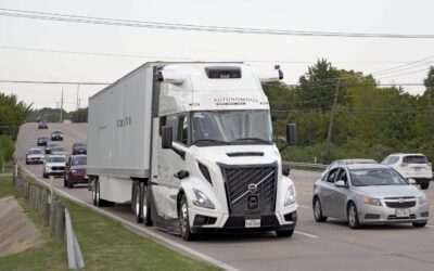 Autonom fahrender Volvo Lkw vom Typ Volvo VNL (nordamerikanischer Hauber) mit Selbstfahrtechnologie „Aurora Driver“ auf einem Highway