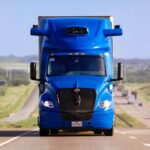 Selbstfahrende Sattelzugmaschine mit installiertem „Aurora Driver“ fahrend auf einem Highway, fotografiert press von vorn