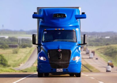 Aurora: autonome fahrerlose Lkw der zweiten Generation Selbstfahrende Sattelzugmaschine mit installiertem „Aurora Driver“ fahrend auf einem Highway, fotografiert press von vorn