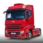 Freigestellte Studioaufnahme einer 4x2-Sattelzugmaschine vom Typ BMC PRO L 1856 von schräg vorne mit zusätzlicher Aufdach-Klimaanlage