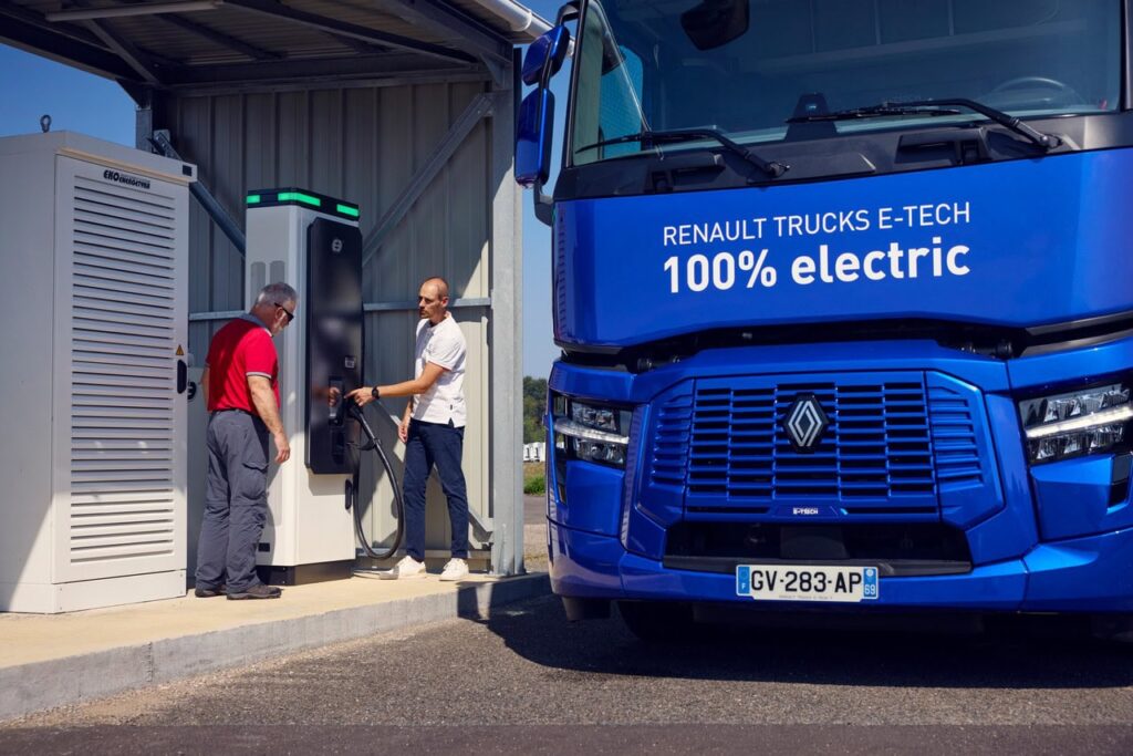 Ein elektrischer Renault-Lkw mit zwei Männern an einer Ladesäule