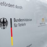 Seitenverkleidung eines Brennstoffzellen-Lkw mit Aufdruck „Gefördert durch: Bundesministerium für Verkehr“