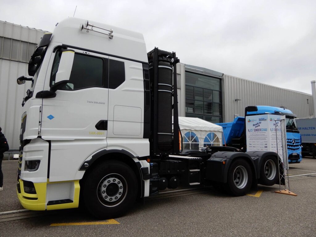 Sattelzugmaschine vom Typ MAN hTGX mit Wasserstoffverbrenner auf dem Außengelände der Messe NUFAM 2025
