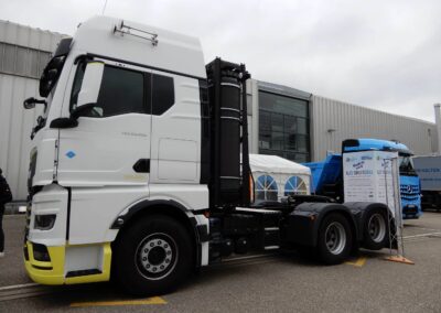 Sattelzugmaschine vom Typ MAN hTGX mit Wasserstoffverbrenner auf dem Außengelände der Messe NUFAM 2025