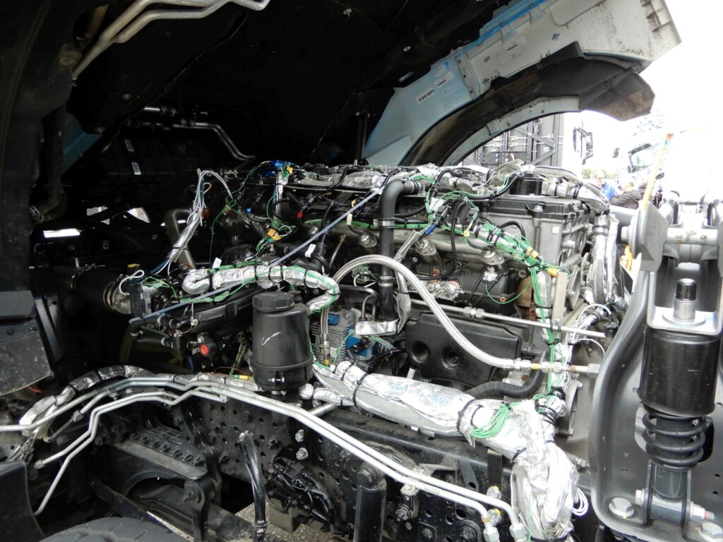 Bild eines Wasserstoffmotors von Mercedes-Benz Trucks, fotografiert unter gekipptem Lkw-Fahrerhaus