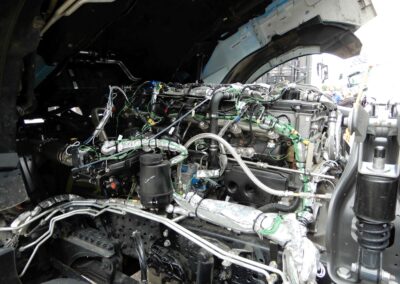 Bild eines Wasserstoffmotors von Mercedes-Benz Trucks, fotografiert unter gekipptem Lkw-Fahrerhaus