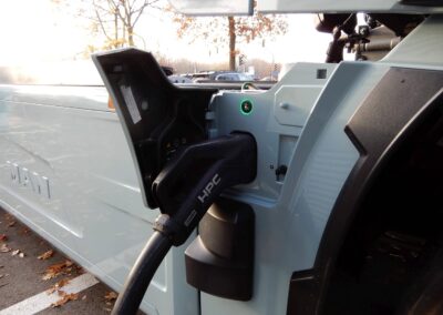 BMV: Eine Milliarde Euro für Ladeinfrastruktur schwerer E-Lkw Detailbild eines Ladesteckers im CCS-Anschluss eines batterieelektrischen MAN eTGX