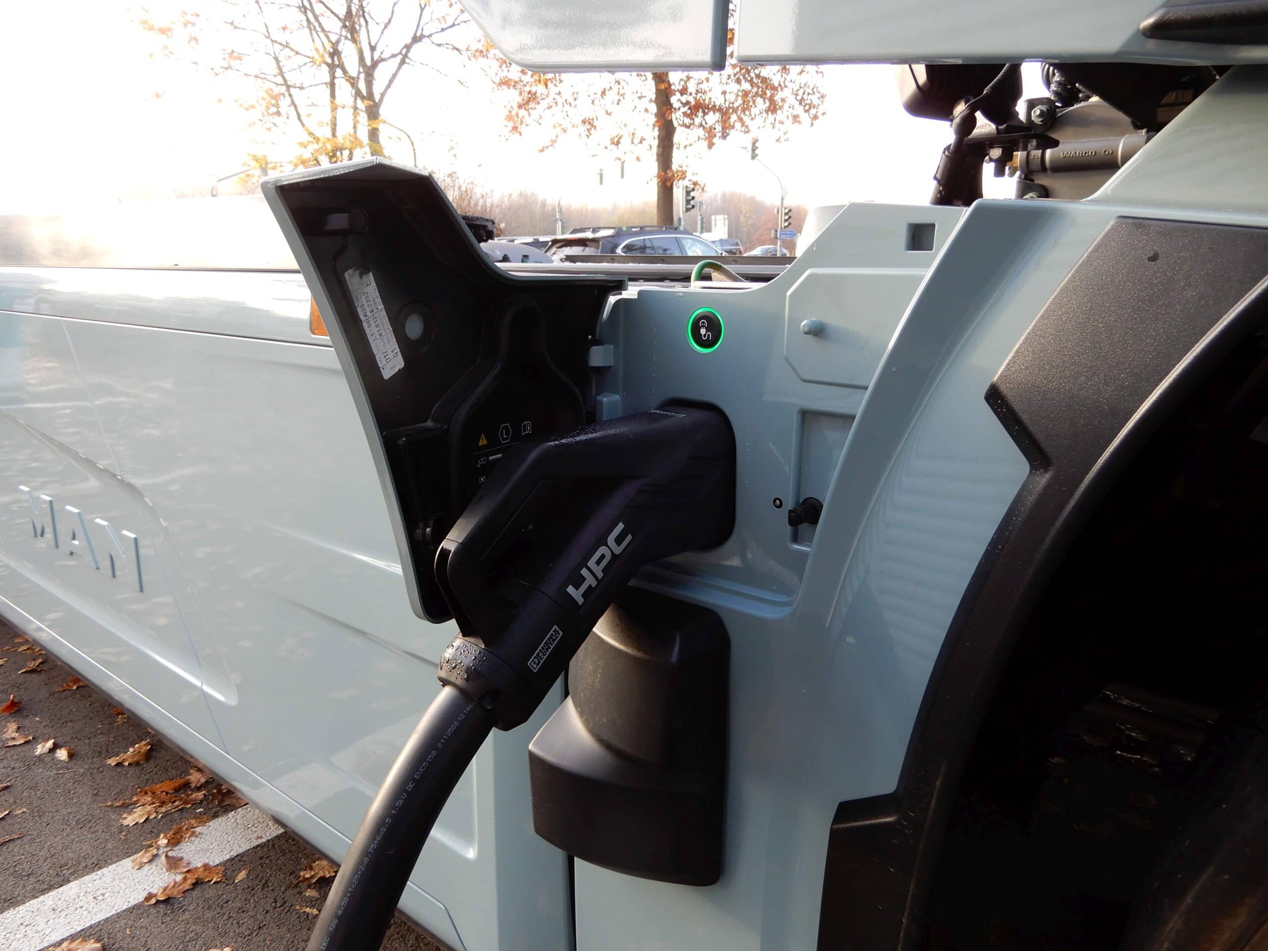 Detailbild eines Ladesteckers im CCS-Anschluss eines batterieelektrischen MAN eTGX