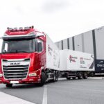 Ein Fahrschul-Lkw mit Anhänger probt an einer Laderampe das Rangieren rückwärts