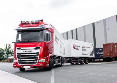 Ein Fahrschul-Lkw mit Anhänger probt an einer Laderampe das Rangieren rückwärts