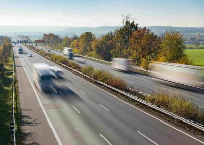 BMV: Weniger Bürokratie im Verkehrsbereich Blick auf eine bundesdeutsche Autobahn mit fließendem Verkehr von schräg oben, wobei in der Langzeitbelichtung die Fahrzeuge nur schemenhaft zu erkennen sind