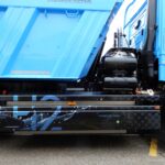 Seitenansicht (Beifahrerseite) eines Versuchsträgers mit Wasserstoffmotor auf Basis eines Mercedes-Benz Arocs; man sieht die Wasserstofftanks hinter der Fahrerkabine