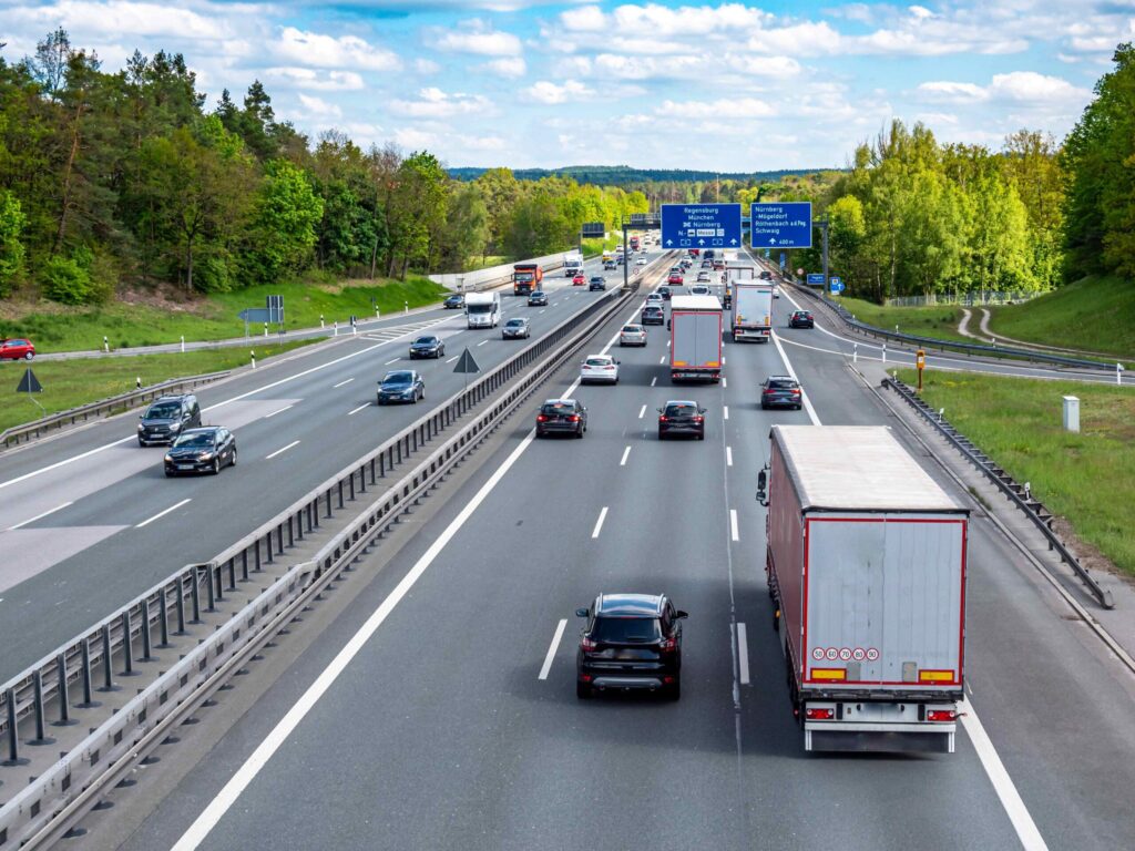 Bild einer bundesdeutschen Autobahn mit zähfließendem Verkehr von schräg oben gesehen