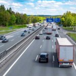 Bild einer bundesdeutschen Autobahn mit zähfließendem Verkehr von schräg oben gesehen