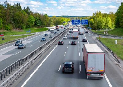 BMV: In 2027 rund 33,7 Milliarden Euro für die Verkehrsinfrastruktur Bild einer bundesdeutschen Autobahn mit zähfließendem Verkehr von schräg oben gesehen