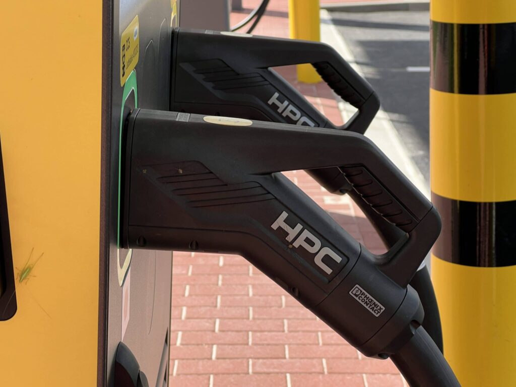 Detailfoto von zwei CCS-Ladesteckern an einer Elektro-Ladesäule, Seitenansicht