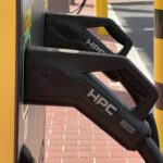 Detailfoto von zwei CCS-Ladesteckern an einer Elektro-Ladesäule, Seitenansicht