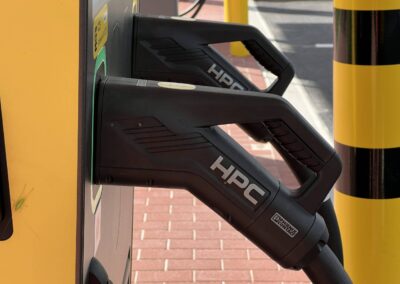 Detailfoto von zwei CCS-Ladesteckern an einer Elektro-Ladesäule, Seitenansicht
